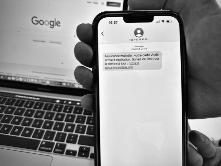image en noire et blanche, téléphone portable et ordinateur en second plan